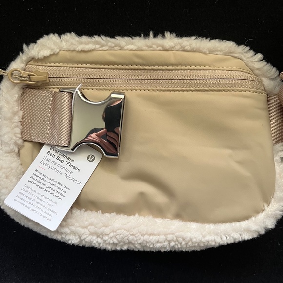 Lululemon Everywhere Fleece Belt Bag.  Ivory/Cream.  NWT - Picture 7 of 8